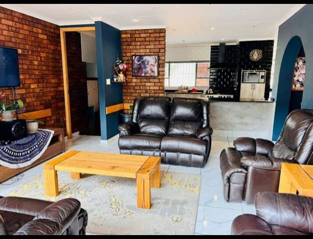 4 BEDROOM FREEHOLD FOR SALE IN GLENVISTA